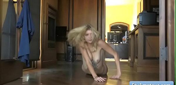  Sexy teen blonde hottie Arya twerking and shake her nice booty while dancing